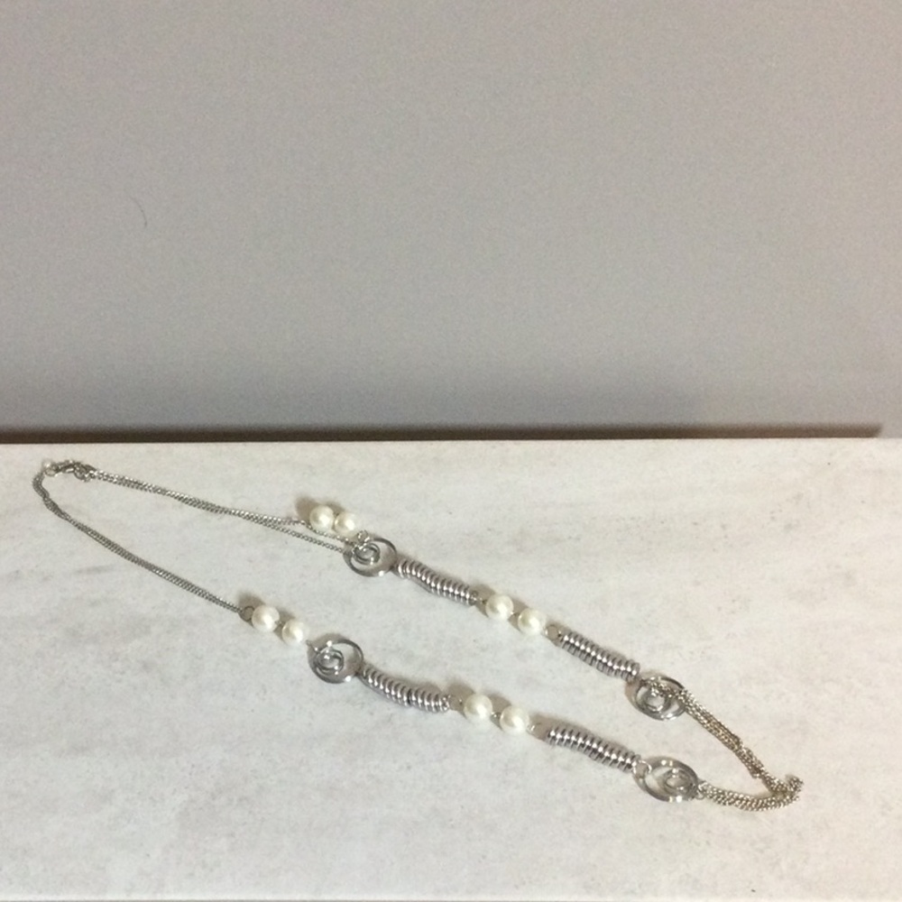 NWT Paparazzi silver Pearl swirl necklace